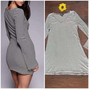 EXPRESS Black & White Striped Long Sleeve Shift Dress 🩶🖤